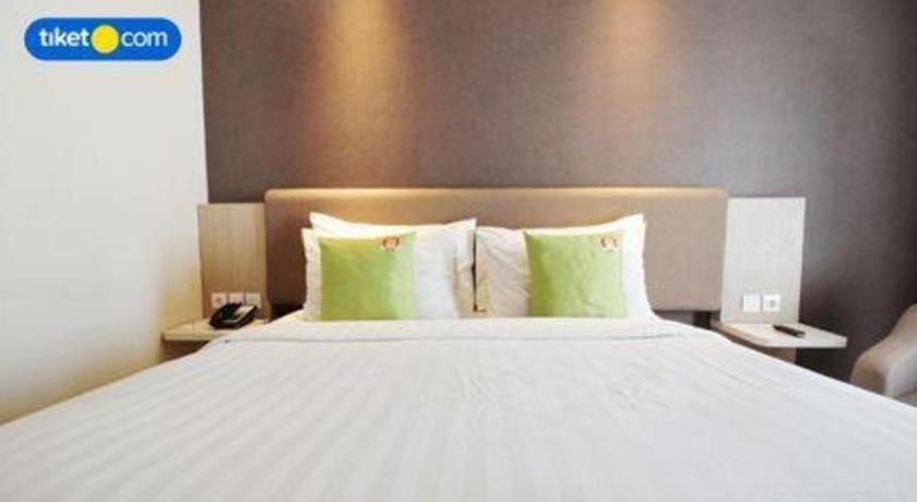 Hotel Dafam Pacific Caesar Surabaya Exterior foto