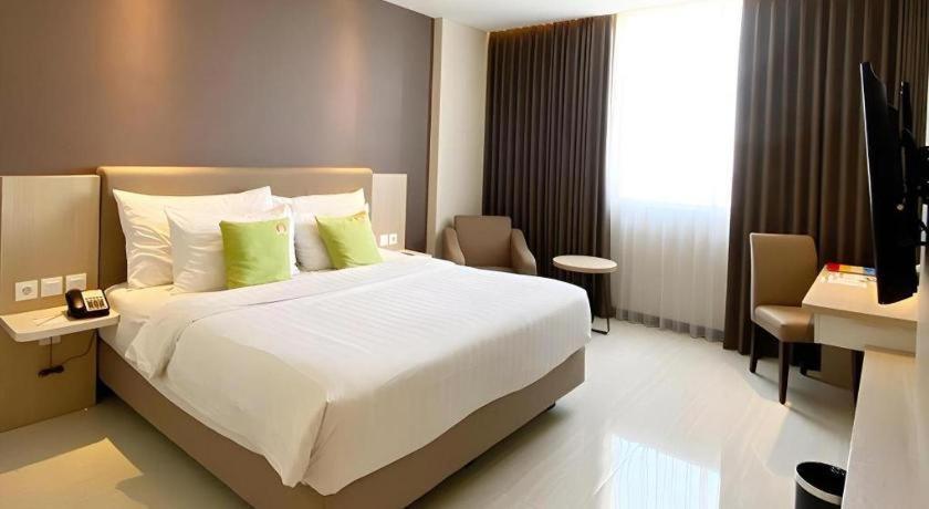 Hotel Dafam Pacific Caesar Surabaya Exterior foto