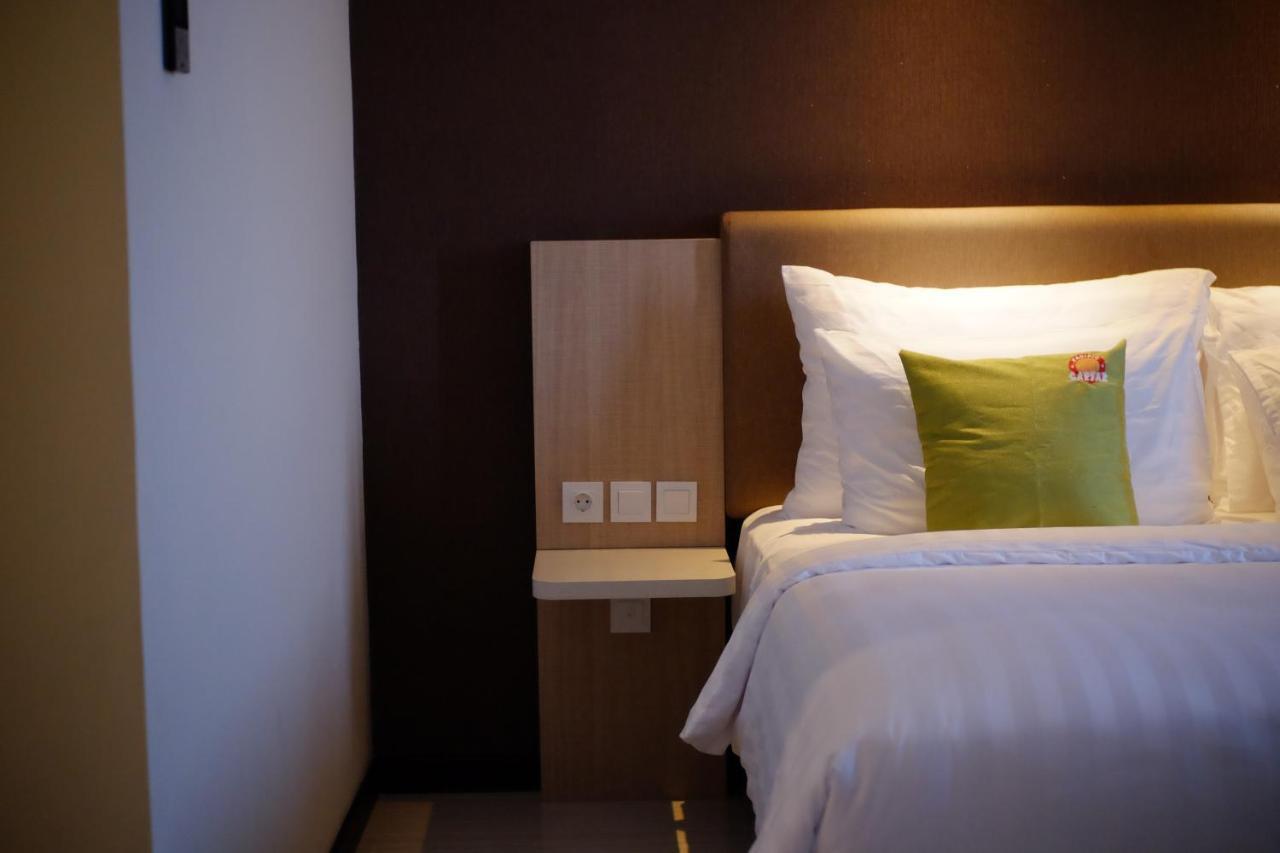 Hotel Dafam Pacific Caesar Surabaya Exterior foto